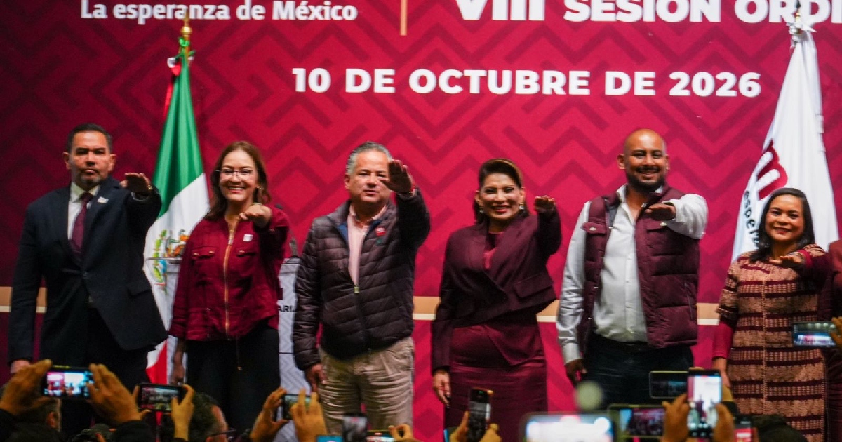 integrantes de Morena levantan el brazo en señal de protesta en el presidium 