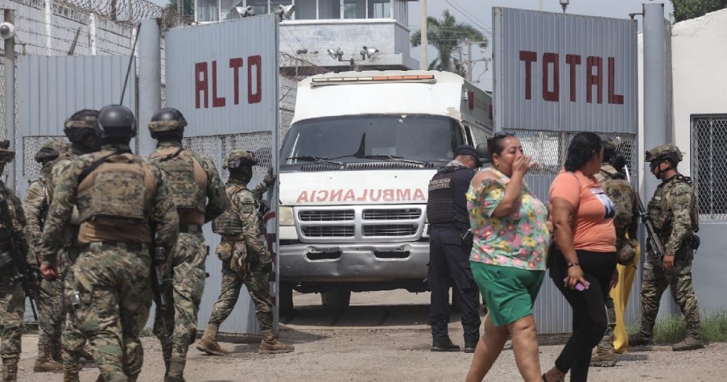 Una ambulancia sale del penal en mazatlán, sinaloa