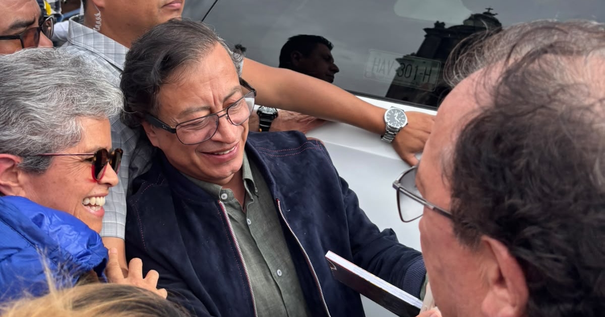 Gustavo Petro rodeado de gente firmando y tomándose fotografías