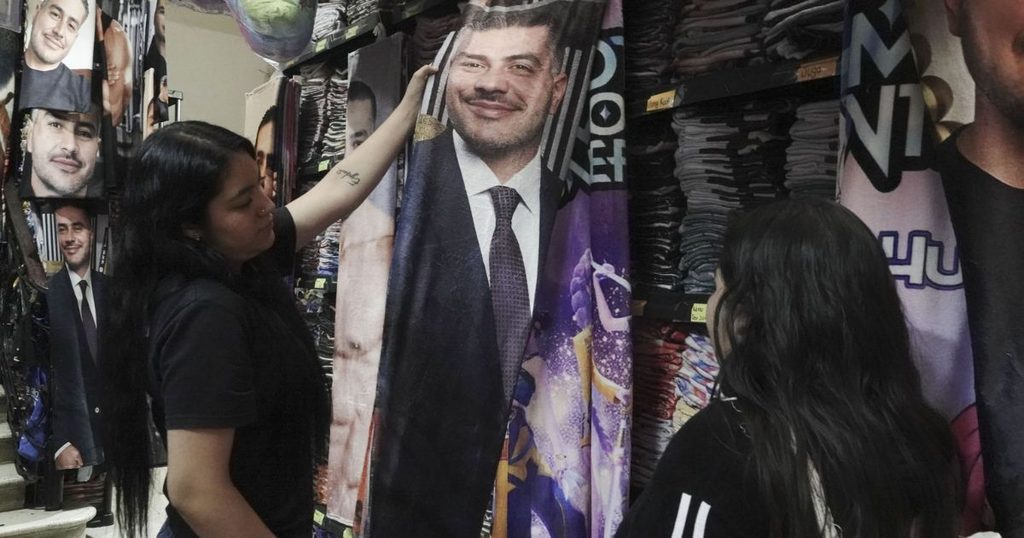 Venta de cobijas con la cara del secretario de Seguridad, Omar García Harfuch | Foto: Camila Ayala Benabib / Cuartoscuro