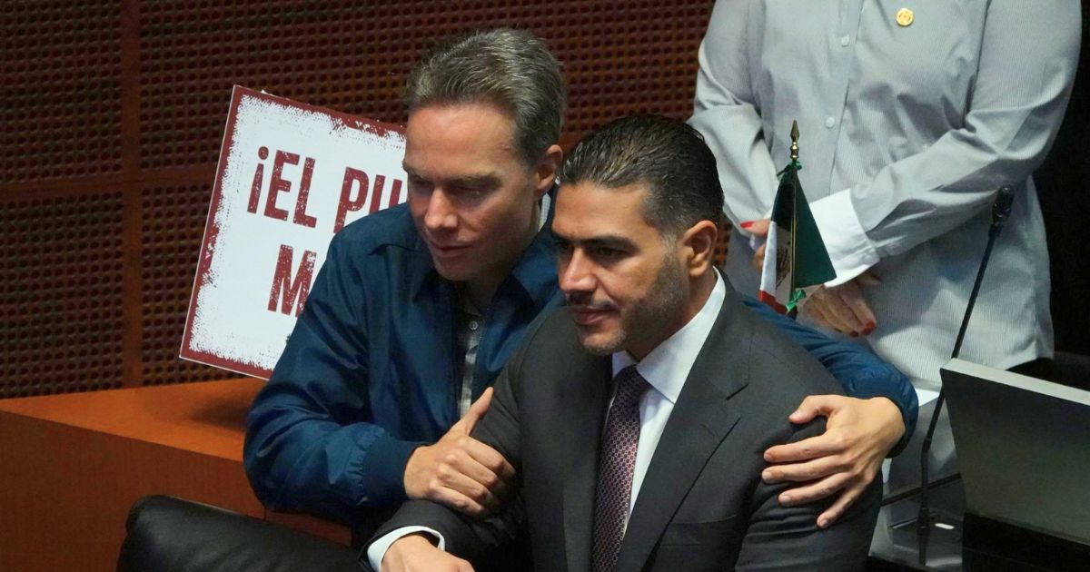 Manuel Velasco Coello abraza a Omar García Harfuch