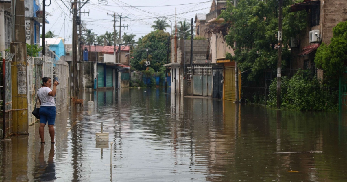 Calle inundada por el huracán