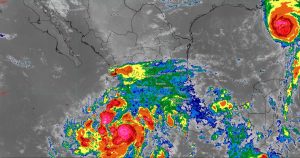 mapa de tope de nubes de México en el que se observa un remolino rojo al sur del país correspndiente al huracán simón