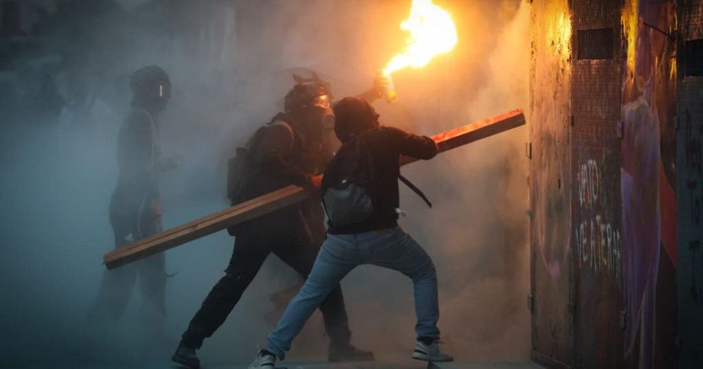 Un grupo de manifestantes golpean los muros que rodean Palacio Nacional 