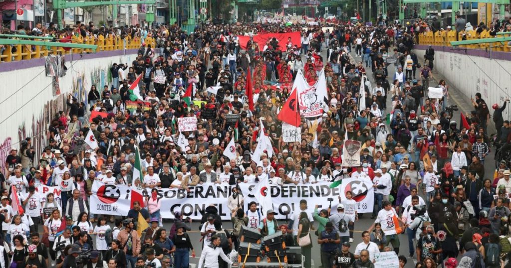 Entre petardos y consignas, contingentes del 2 de octubre exigen justicia