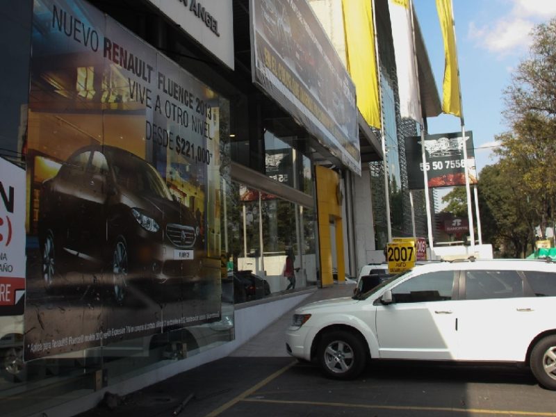 Mexicanos se endeudan para comprar un auto: 6 de cada 10 se venden a crédito