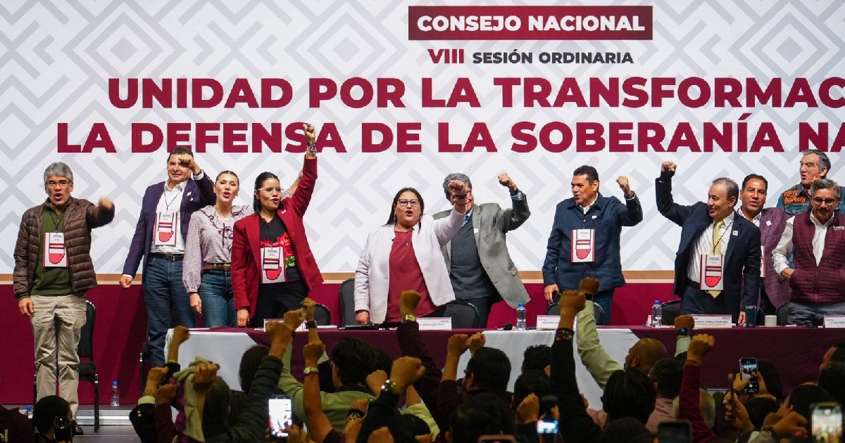 mesa de presídium durante la VIII Sesión Ordinaria del Consejo Nacional de Morena. Los dirigentes políticos y gobernadores de Morena, situados en el estrado sobre un fondo con el lema «CONSEJO NACIONAL - VIII SESIÓN ORDINARIA - UNIDAD POR LA TRANSFORMACIÓN...», levantan el puño derecho en señal de victoria y unidad partidista. En primer plano, de espaldas a la cámara, los militantes y delegados asistentes levantan sus puños y teléfonos celulares capturando el momento.