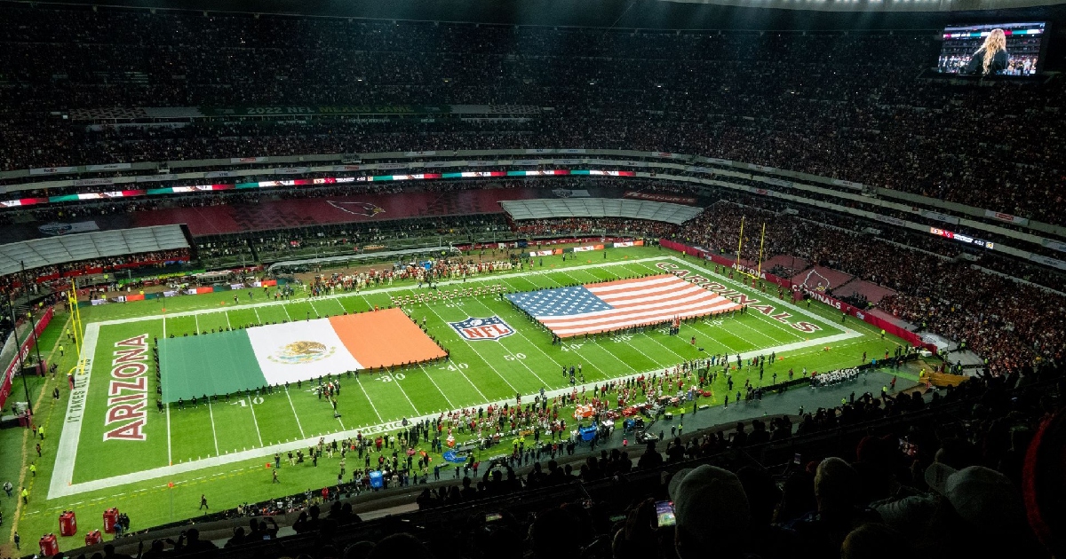 Vista panorámica superior desde las gradas del Estadio Azteca repleto de aficionados durante el protocolo de apertura de un partido de la NFL en Ciudad de México.