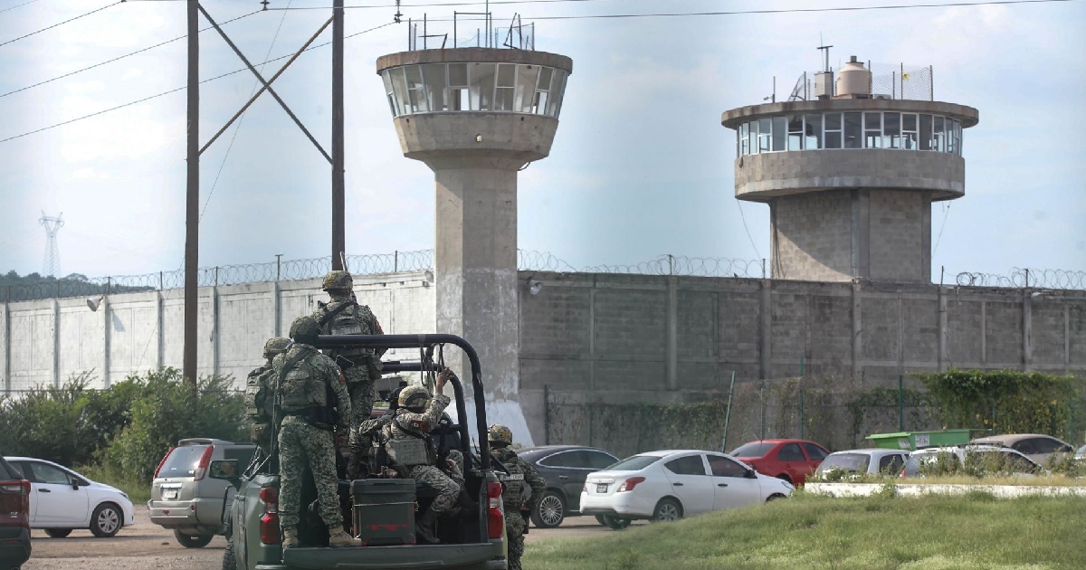 Elementos del ejército al exterior del penal de mazatlán