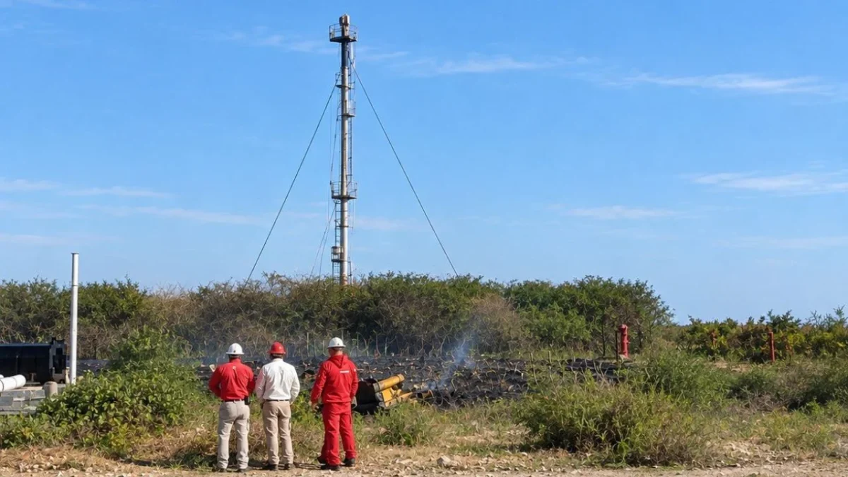 Pemex confirmó que se registró un conato de incendio en un pastizal, pero que es ajeno a instalaciones de la refinería Olmeca.