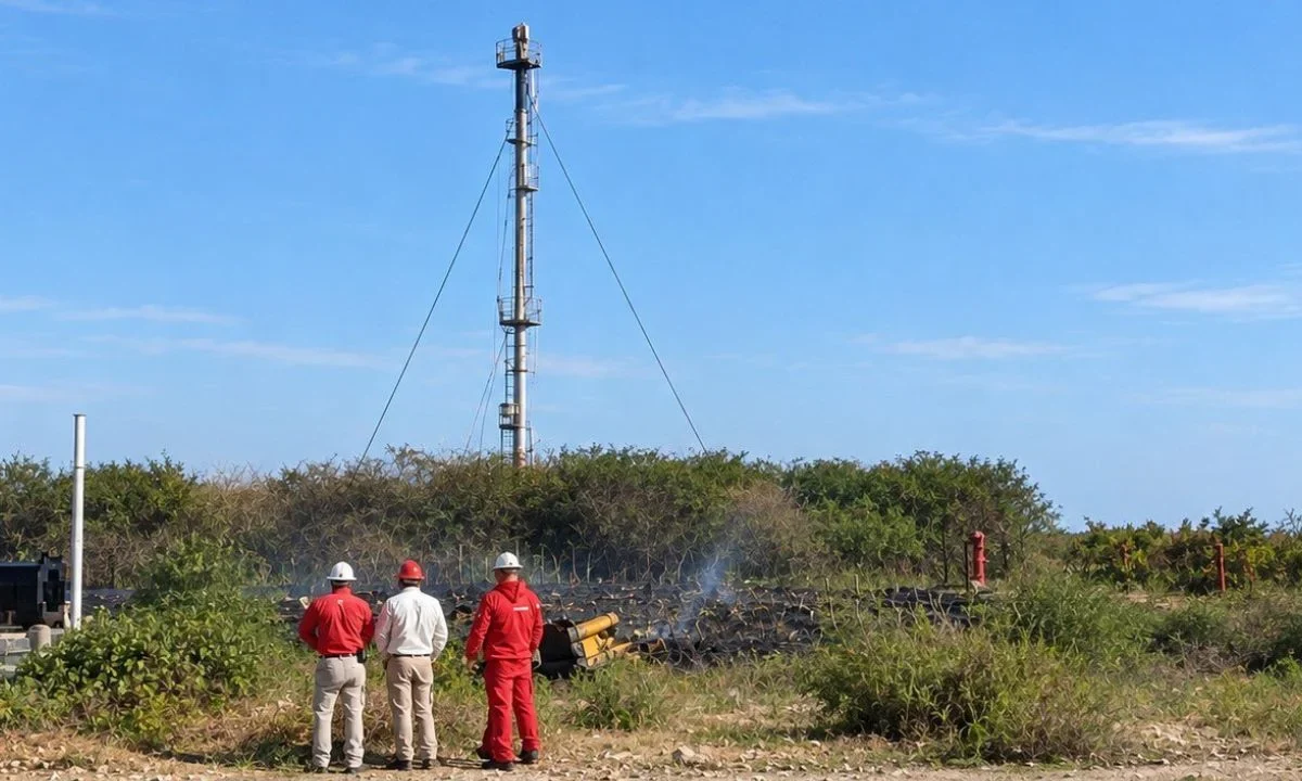 Pemex confirmó que se registró un conato de incendio en un pastizal, pero que es ajeno a instalaciones de la refinería Olmeca.