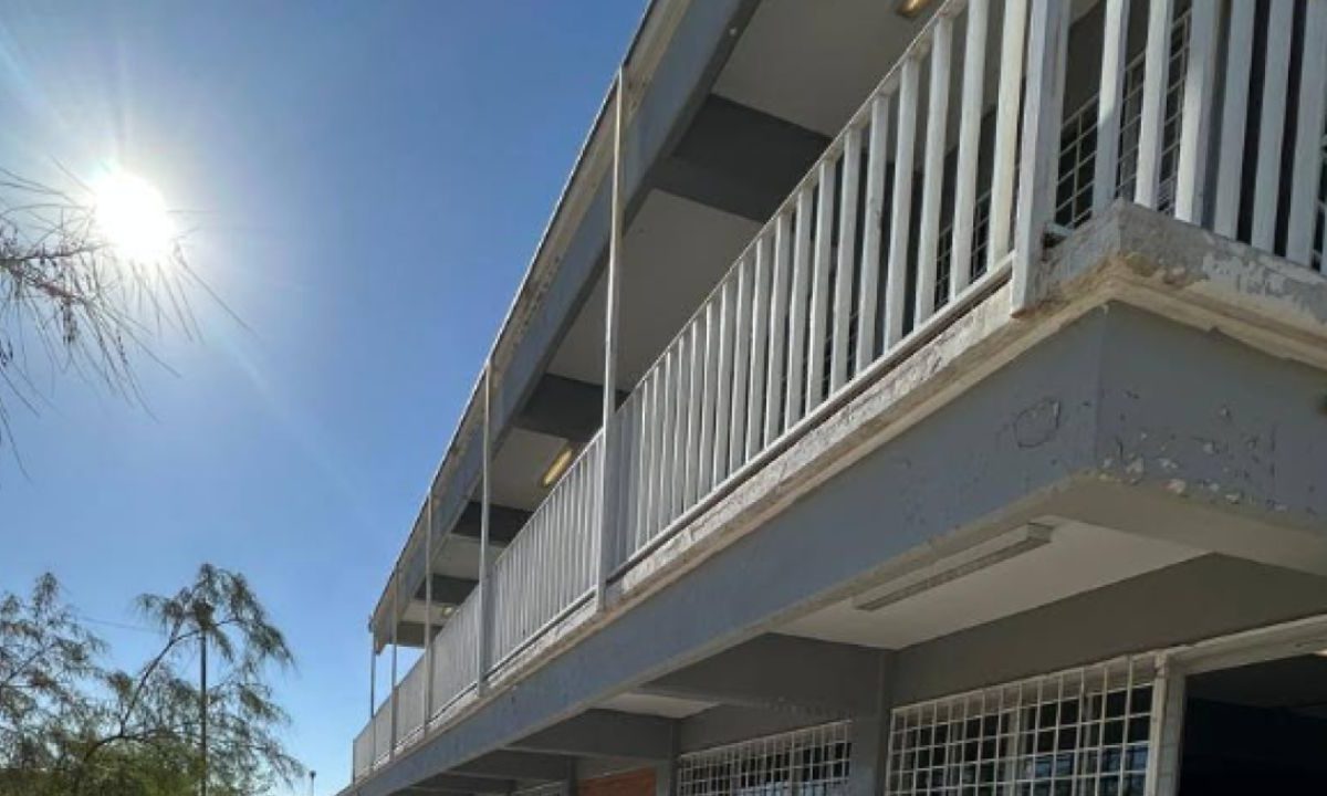 Exalumos de una secundaria en Torreón, Coahuila ingresaron al plantel y atacaron a personal docente ocasionando la muerte de la subdirectora.