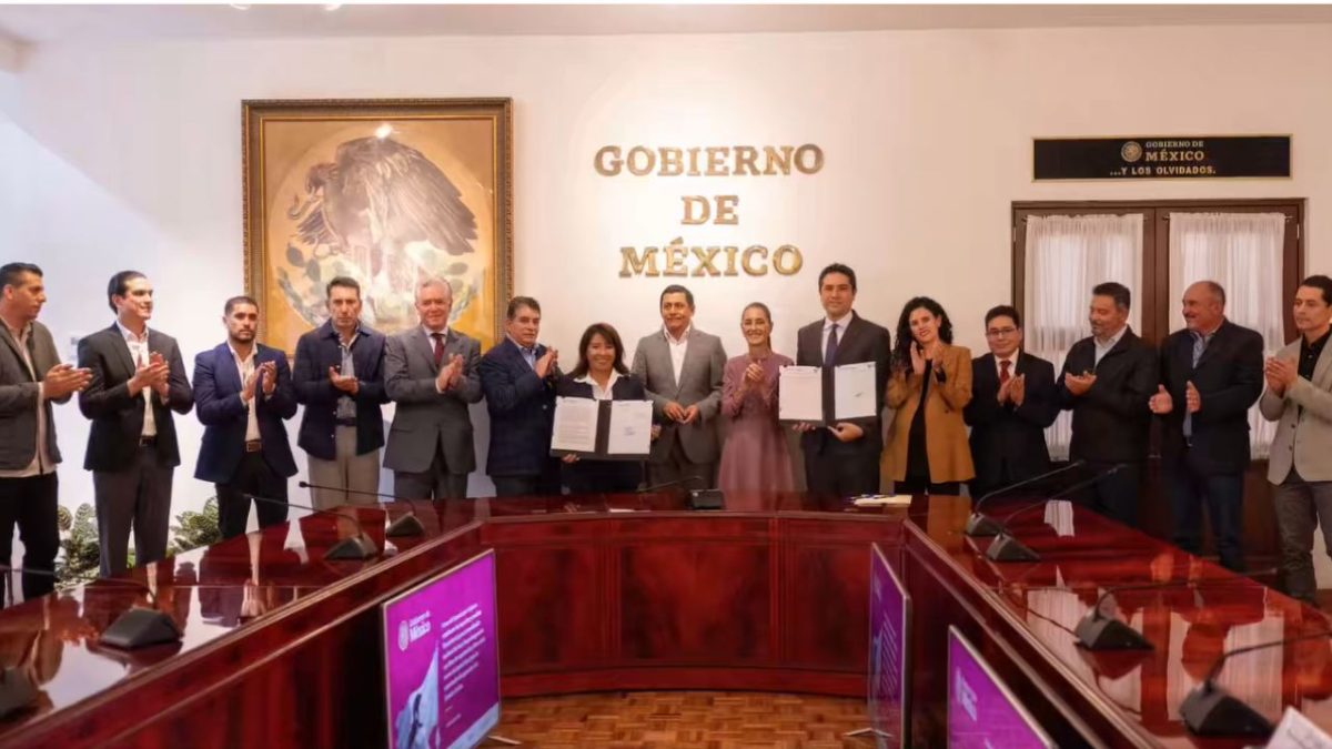 Sheinbaum sostuvo reunión con productores de aguacate y firmó dos acuerdos para garantizar y fortalecer la producción y exportación.