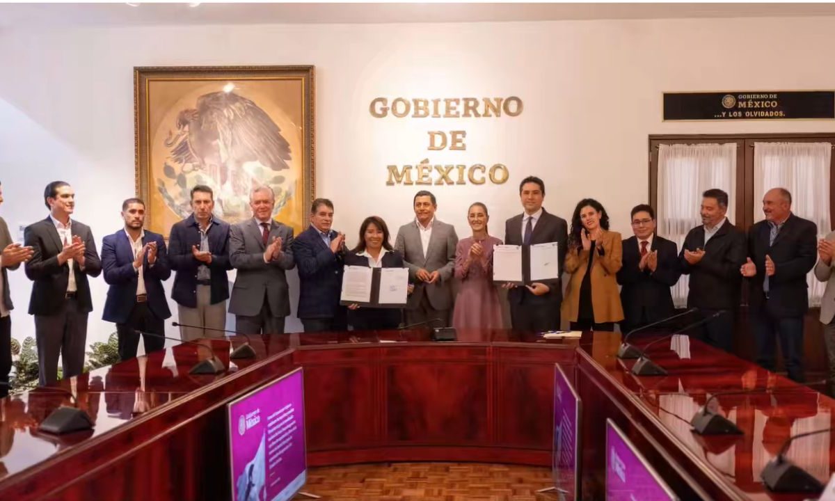 Sheinbaum sostuvo reunión con productores de aguacate y firmó dos acuerdos para garantizar y fortalecer la producción y exportación.