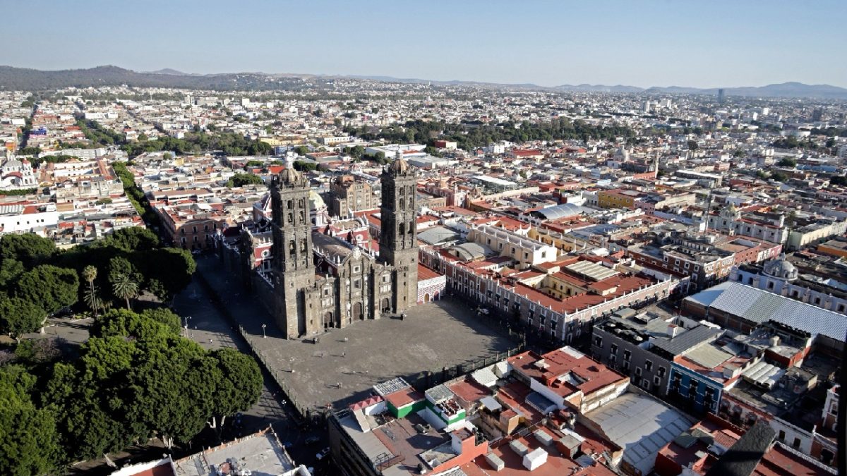 Vista aérea del Centro Histórico de Puebla y la Catedral, zona objeto de proyectos de inversión y revitalización urbana.