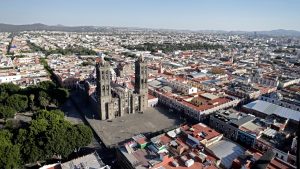 Vista aérea del Centro Histórico de Puebla y la Catedral, zona objeto de proyectos de inversión y revitalización urbana.